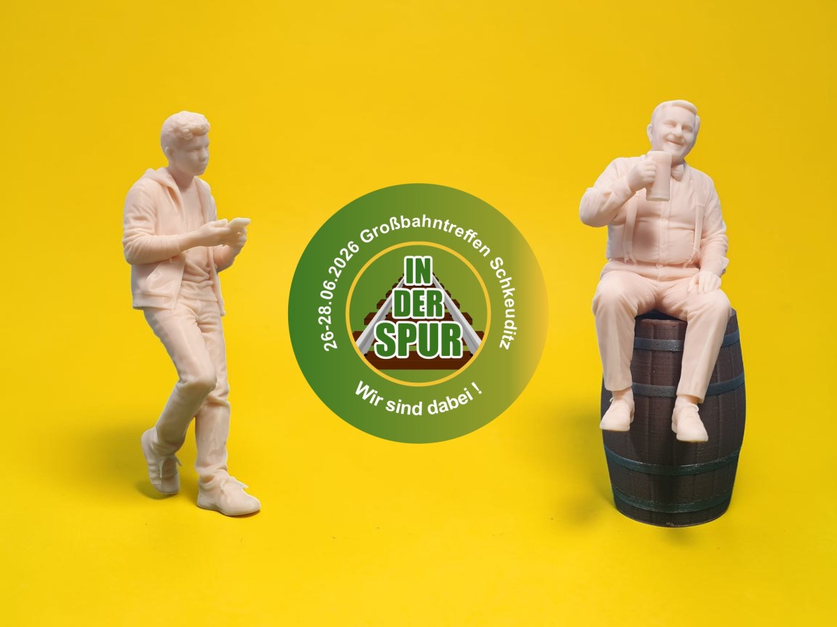 Links der Mann mit Handy und rechts der fröhliche Biertrinker. Von Freitag, 26. Juni 2026 bis Sonntag, 28. Juni 2026 sind Zoe und Christian Kopp mit Ihren Figuren und Neuhteten auf der Ausstellung in Schkeuditz persönlich anwesend!