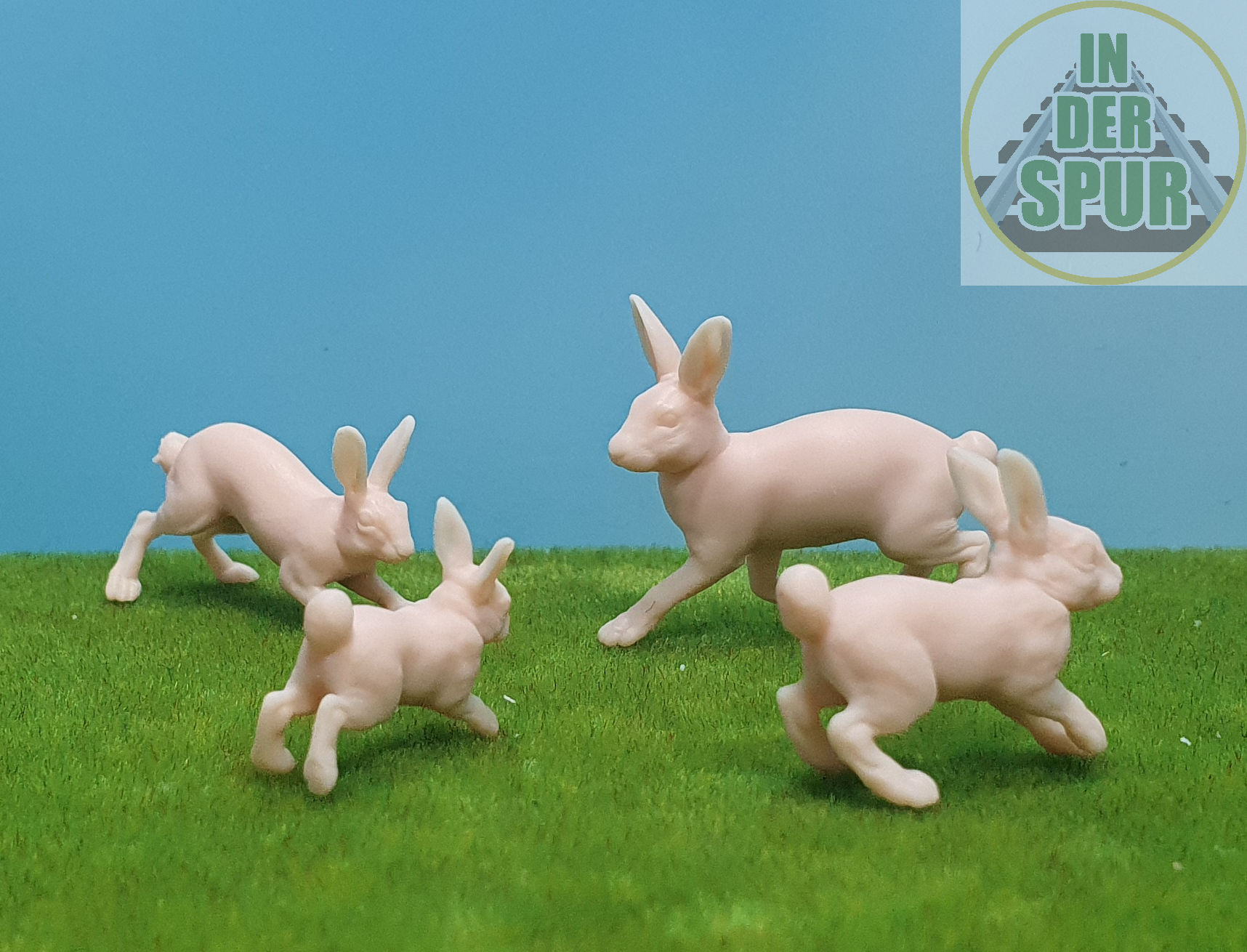 Zusätzlich bieten wir nun ein Set aus vier unterschiedlichen Feldhasen an. Die Figuren zeigen typische, natürliche Haltungen und wurden bewusst realitätsnah gestaltet, um sich harmonisch in ländliche Szenen einzufügen.