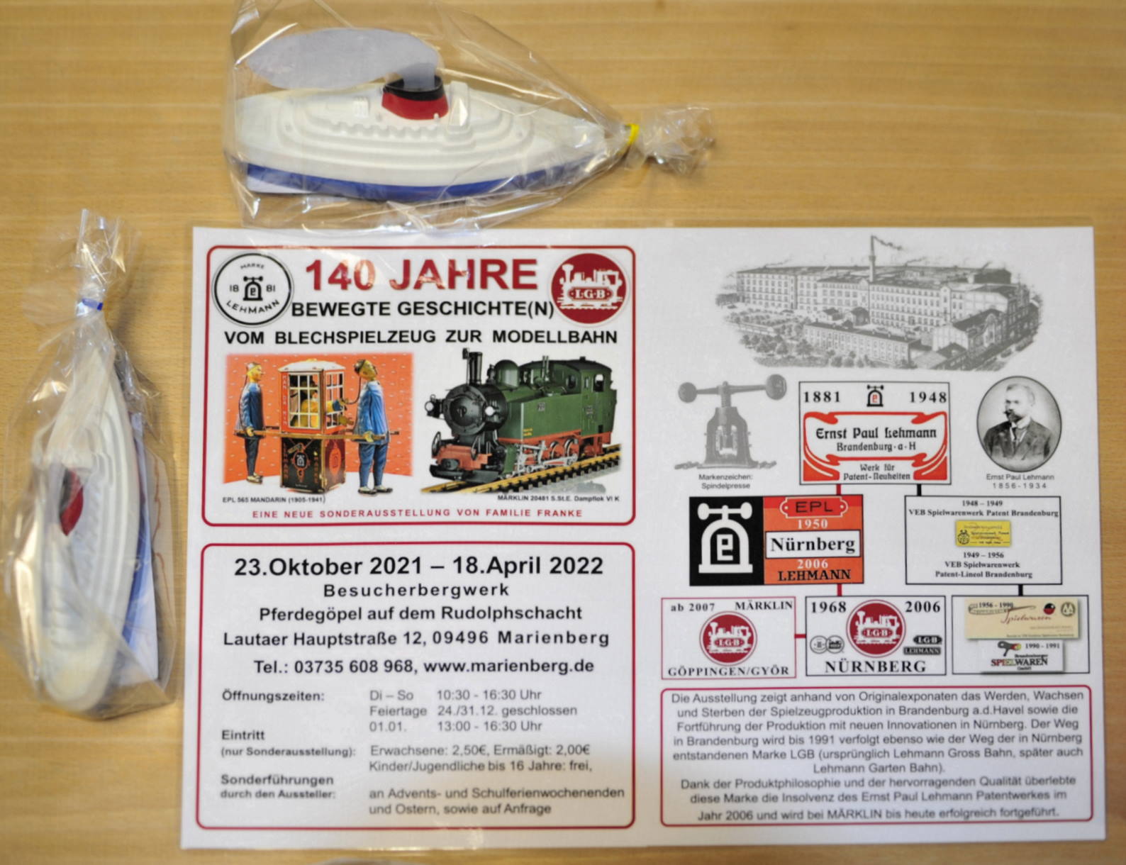 Das Bild zeigt das Motto der Ausstellung, die ffnungszeiten mit Adresse und auf der rechten Seite die stark vereinfachte Darstellung ber WERDEN, WACHSEN und STERBEN der Blechspielzeugproduktion in Brandenburg.