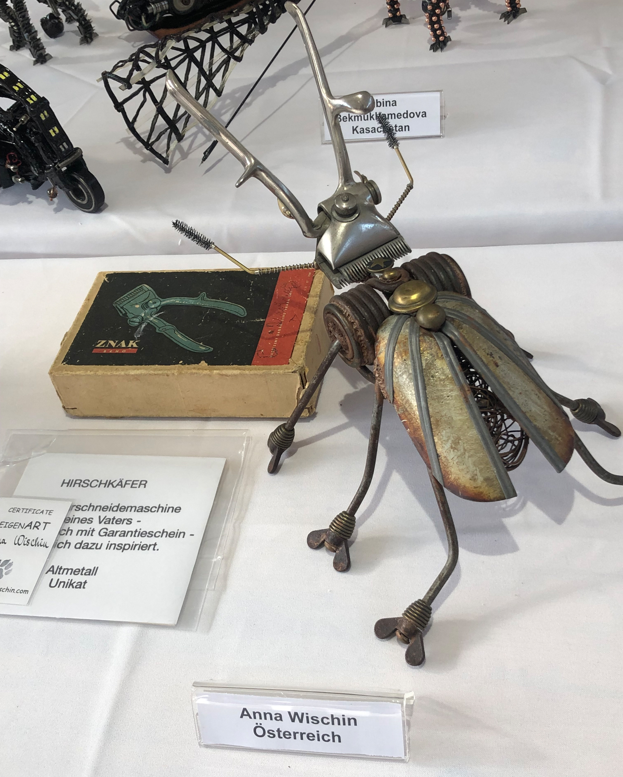 Dieser Hirschkäfer von Anna Wischin aus Österreich hat meine Aufmerksamkeit bei den prämierten Puppen auf sich gezogen. Eine Haarschneidemaschine und Altmetall waren die Grundlage für diesen künstlichen Hirschkäfer. Toll gemacht!
