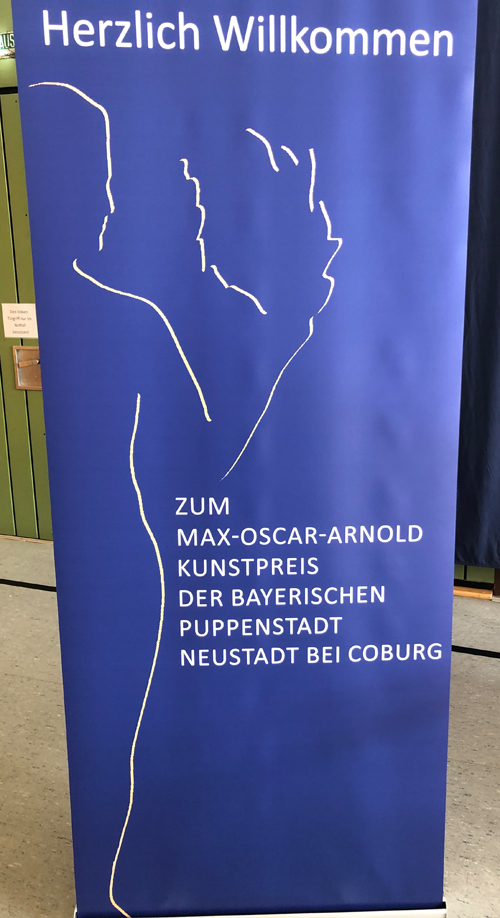 So wird nun vom 18. bis 20. Mai 2023 in der Puppenstadt gefeiert. Alles vor internationalem Publikum. In unseren Gesprächen über die Eisenbahn konnten wir feststellen, dass aus Tschechien, Österreich, der Ukraine und England die Puppenkünstler herkamen. Das Ehepaar aus England war von der Modellbahnausstellung als Begleitung zum Festival begeistert. Als dann auf der CS3 noch Märklin zu lesen war wurde sofort das Gespräch auf die Erfahrung mit der Marke und der Modellbahn gelenkt. Toll was Markennamen und Künstler verbinden.