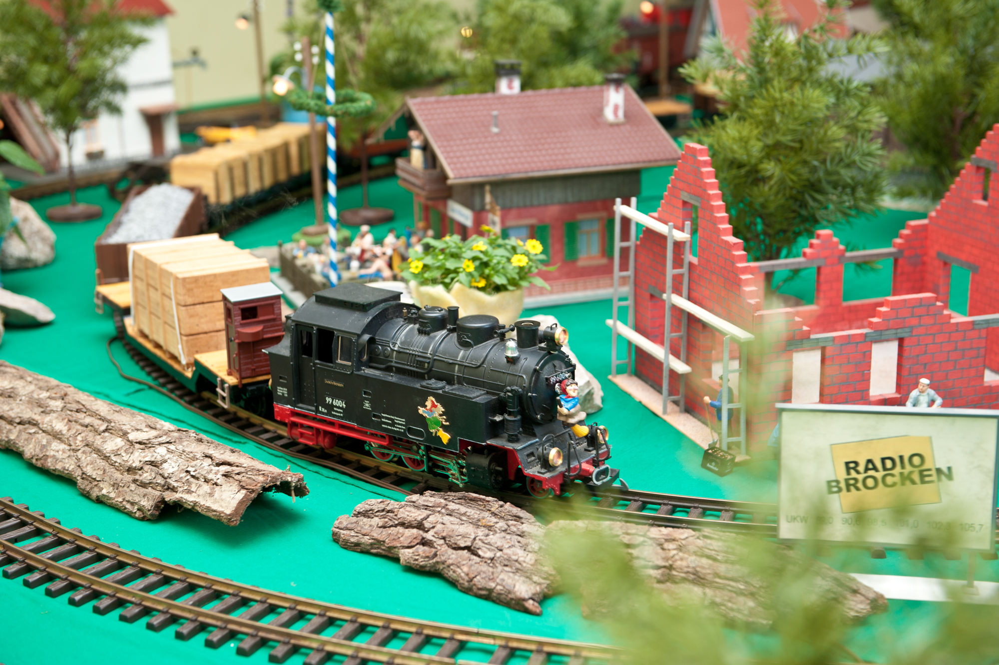 Die Walpurgisnacht ist schon fast drei Wochen vorbei, aber die Brockenhexe an der Rauchkammertür dreht immer noch mit der Baureihe 99 6004 der Deutschen Reichsbahn ihre Runden auf der Gartenbahnausstellung der Gartenbahnfreunde Grub am Forst beim Puppenfestival in Neustadt bei Coburg am zweiten Tag.