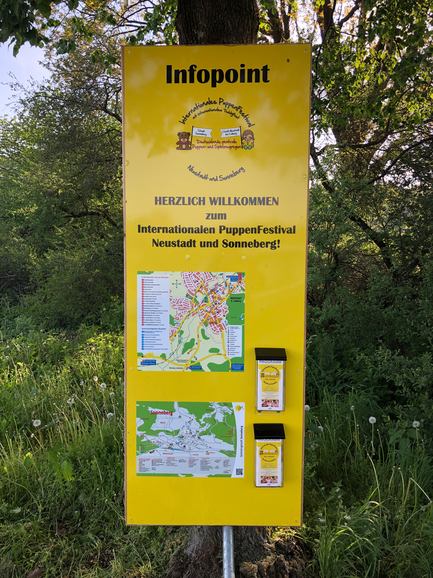 Zentral in Deutschland gelegen: Spielzeug- und Puppenregion Neustadt bei Coburg und Sonneberg. Informationstafel mit Hinweisen und Stadtplänen schon am Stadteingang. Bestes Marketing wie es auf Neu-Deutsch heißt!