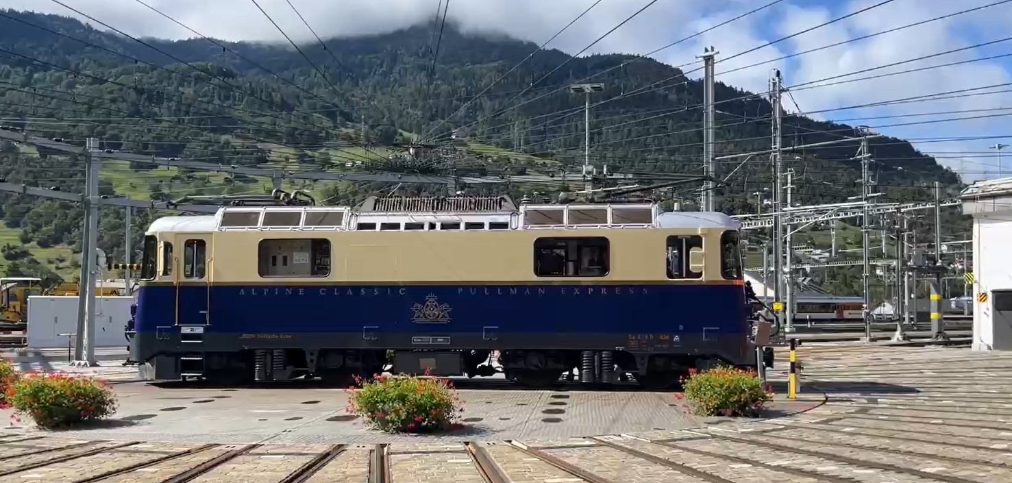 Klicken Sie auf das Bild und sehen sich das Video mit der LOK auf der Drehscheibe und vor dem Glacier Express Zug an.