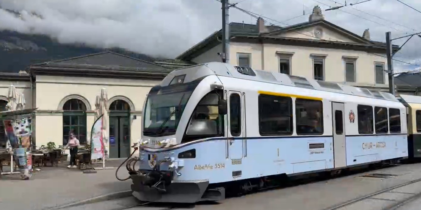 Am vergangenen Samstag, den 22. Juni 2024, verkehrte zwischen Landquart und Arosa ein besonderer Extrazug. Der Club 1889 hatte den Ahnenzug der Rhätischen Bahn zusammen mit den vom Club restaurierten Wagen vereint. Eine einmalige Zugkomposition, die die Teilnehmer der jährlichen Generalsversammlung nach Arosa brachte.