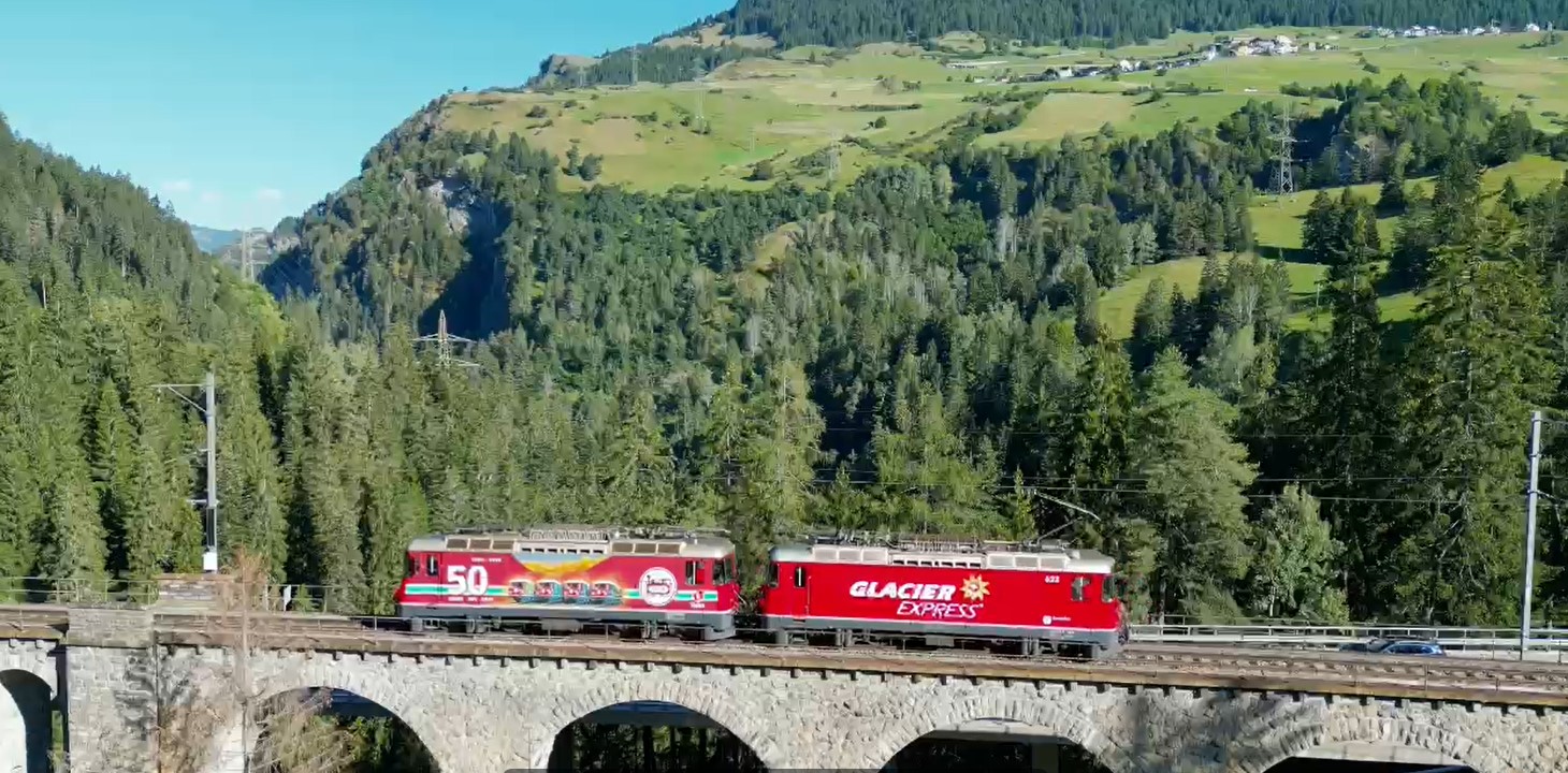 Danke an Hendrik Hauschild fr das Video zu den beiden Original Lokomotiven der RhB Ge 4/4 II mit der Werbung 50 Jahre LGB und Glacier Express. 