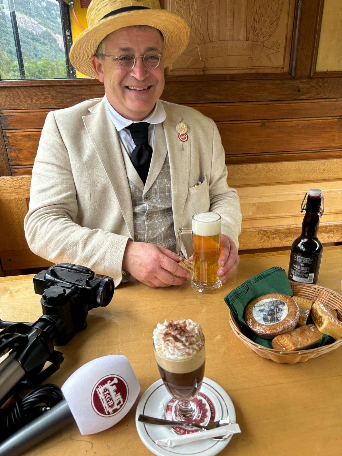 Freddy Pfister, Präsident Club 1889. Im restaurierten Oldtimer Wagen Club 1889 kurz vor dem Interview zum Filmbeitrag.