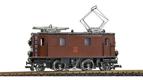 LGB Art. Nr. 22450 -Ge 2/4 RhB - 4 achs. Elektro-Lokomotive. Gehäuse dunkleres Braun, Leiter und Griffstangen schwarz. Dach und beide Dachstromabnehmer silberfarben, Isolatoren grün. Fabrikschild zwischen den Fenstern.