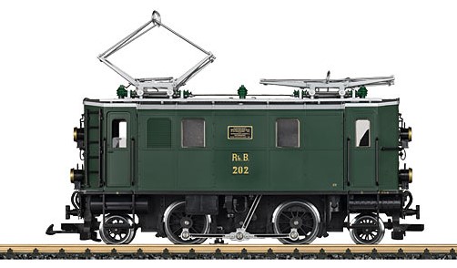 Art. Nr. 23450 Ge 2/4 RhB - 4 achs. Elektro-Lokomotive. Grünes Gehäuse, Leiter und Griffstangen schwarz. Dach und beide Dachstromabnehmer silberfarben, Isolatoren grün. Fabrikschild zwischen den Fenstern.