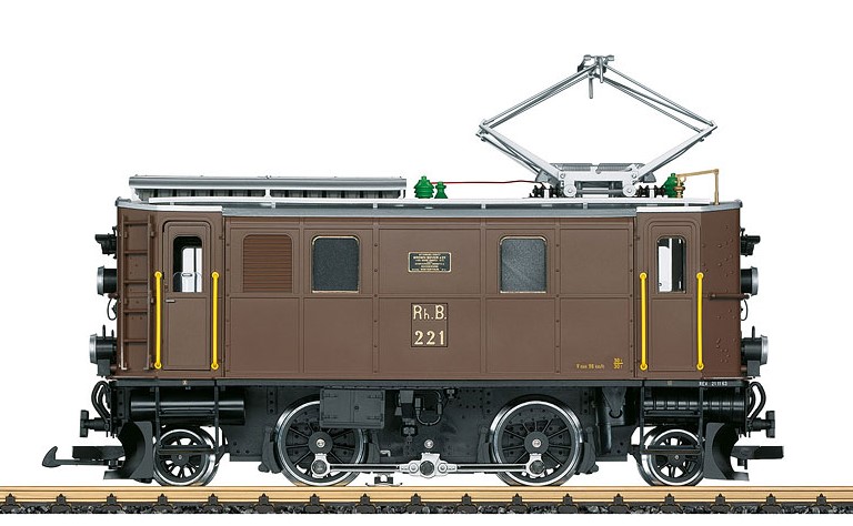 LGB Art. Nr. 24450 - Ge 2/4 RhB - 4 achs. Elektro-Lokomotive. Gehäuse dunkleres Braun, Leiter schwarz, Griffstangen gelb. Dach und beide Dachstromabnehmer silberfarben, Isolatoren grün. Fabrikschild zwischen den Fenstern.