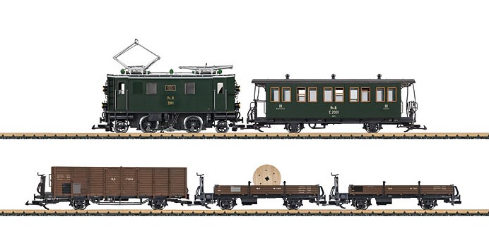 Zugpackung einmalig und exklusiv zur 100-Jahr-Feier der Engadinlinie Bever – Scuol – Tarasp. Diese Strecke wurde bereits von Anfang an elektrisch betrieben. Die im Set nachgebildetete Lokomotive Ge 2/4 mit der Betriebsnummer 201 gilt zudem als die älteste Elektrolok der Rhätischen Bahn (RhB). Das reichhaltig ausgestattete Set bildet einen Güterzug mit Personenbeförderung (GmP) nach und besteht aus: 1 x Elektrolokomotive Ge 2/4 in exklusiver Sonderausführung, 1 x 2-achsiger Personenwagen C 2001, 1 x Hochbordwagen L3 6664, 1 x Niederbordwagen M1 7349 beladen mit einer Echtholzkabeltrommel mit Oberleitungsdraht auf einem Echtholz-Ladegestell, weiter einem unbeladenen Niederbordwagen M1 7321. Außerdem liegt dem Set ein nummeriertes Echtheitszertifikat und eine Replik des Fabrikschildes der Lokomotive bei. Alle Fahrzeuge vorbildgerecht aufwendig lackiert und beschriftet. Lok ist ausgerüstet mit einem zugstarken Bühler-Motor und DCC-Schnittstelle, Inneneinrichtung und Türen zum Öffnen. Die Wagen sind mit Metall-Speichenrädern ausgerüstet. Inneneinrichtung und Türen zum Öffnen. Die Modelle sind einzeln nicht erhältlich