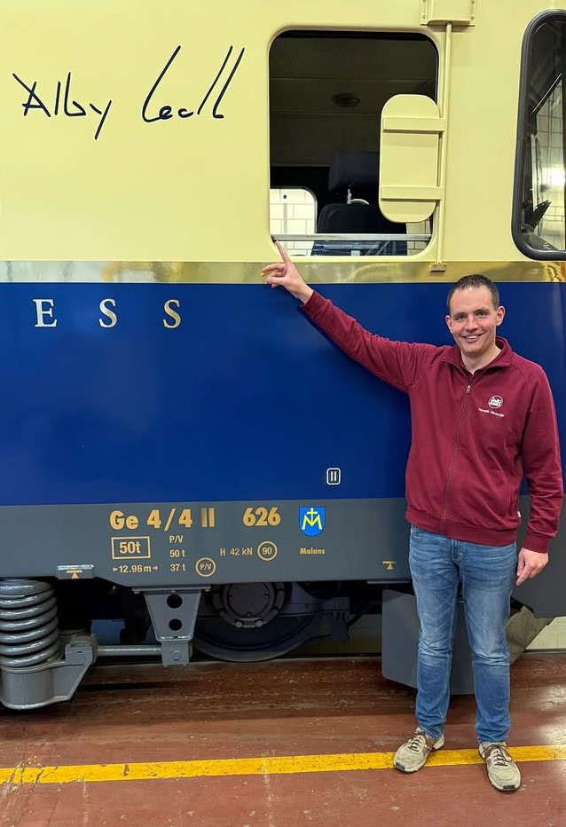 Ziert seit 21. März 2025 nicht nur die Original Lok Ge 4/4 II der RhB Nr. 626 im Layout Alpine-Classic - Pullman Express sondern auch das LGB Modell 28448: Der Schriftzug Alby Glatt.