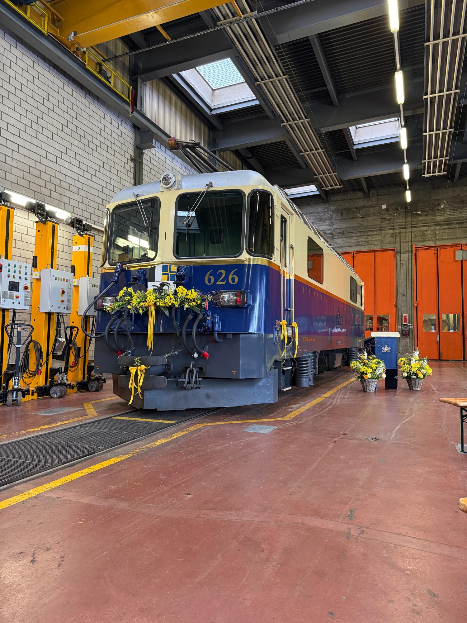 Seit September letzten Jahres trifft man nahezu täglich auf die blau-beige Pullman-Lokomotive in Graubünden. Gestern Abend (21. März 2025) wurde die Ge 4/4 II 626 nun auf den Namen Alby Glatt, der Initiator der Orient-Express Züge weltweit, getauft. Wir waren in Samedan live dabei und haben euch ein paar Impressionen mitgebracht. Wir wünschen der Alby Glatt Lokomotive allzeit gute Fahrt.