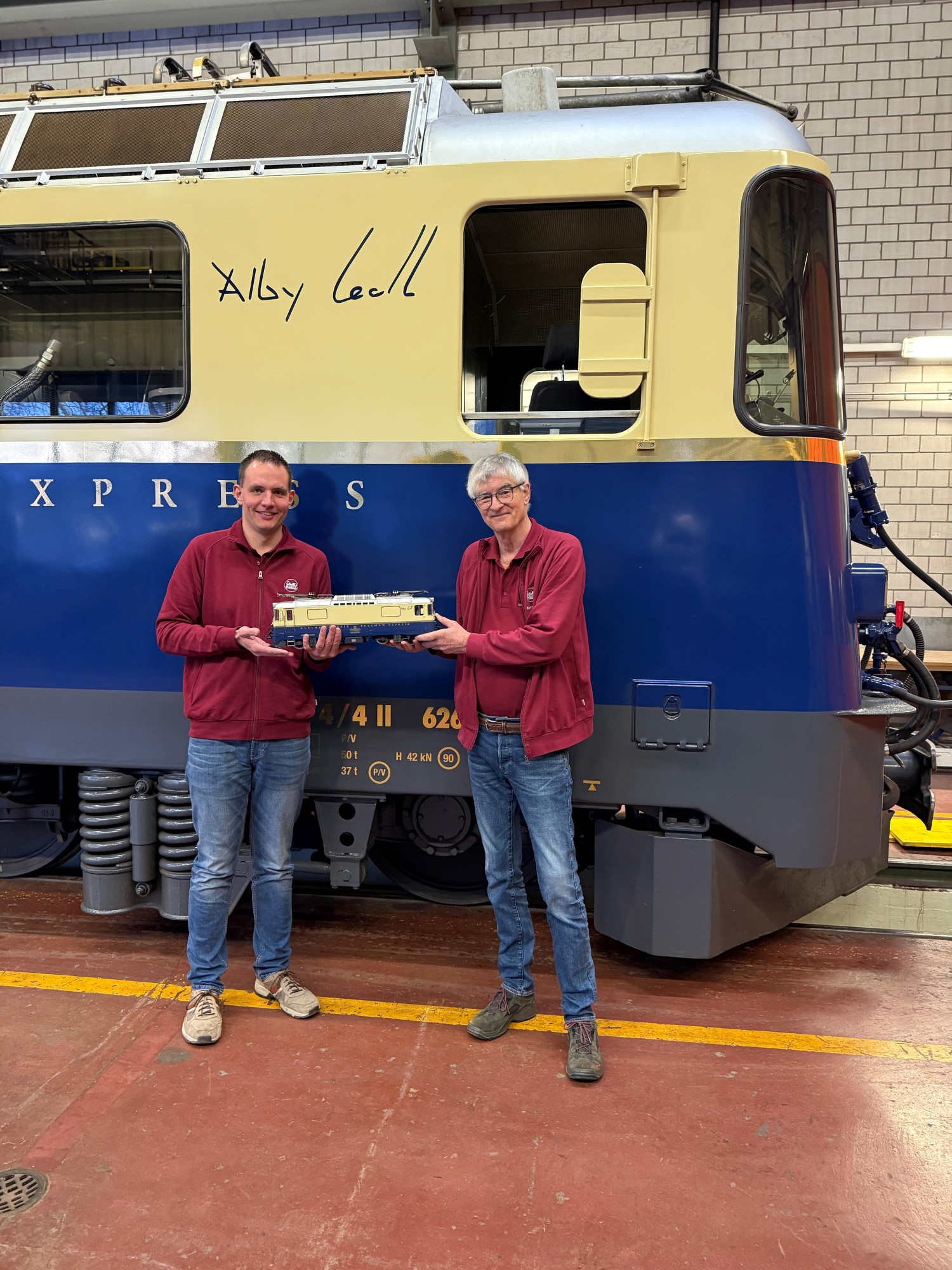 Nach der Taufe präsentierten die beiden Markenbotschafter von LGB Hendrik Hauschild (links) und Andreas Franz (rechts) das LGB Modell Art. Nr. 28448 mit dem Schriftzug "Alby Glatt".