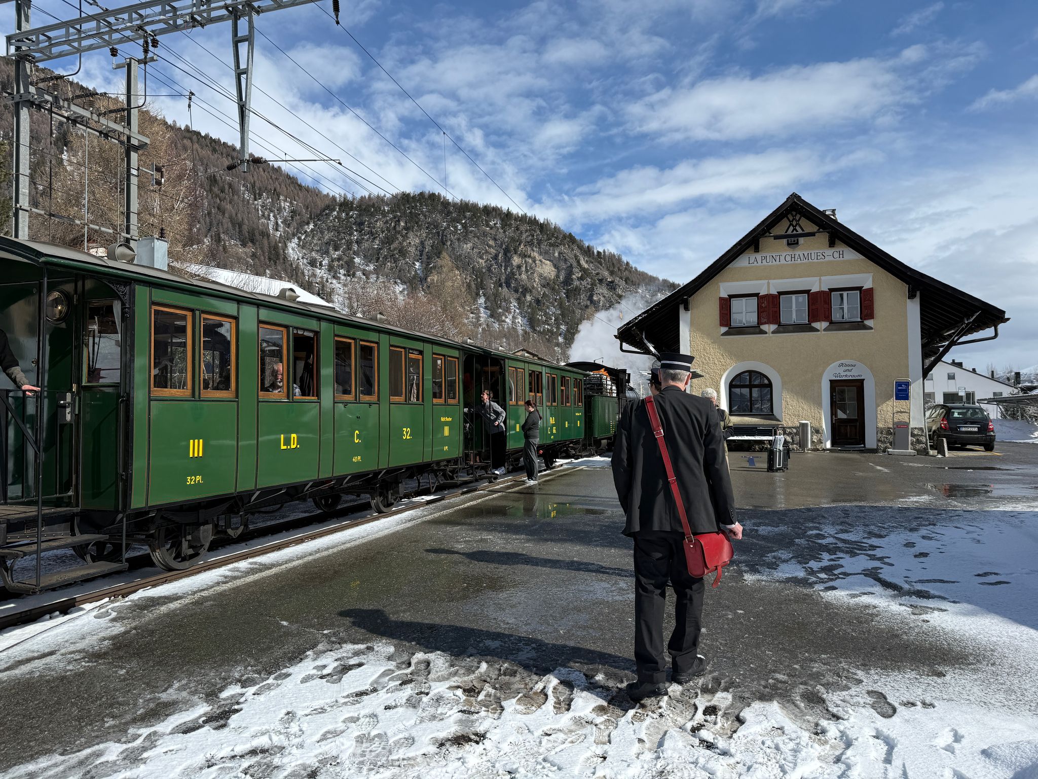 Sonderfahrt mit dem historischen Zug und als Vorspann die G 4/5 Dampflok der RhB. Hier im Bahnhof La Punt Chamues-ch. Der unbediente RhB Bahnhof liegt zwischen Bever und Zuoz.