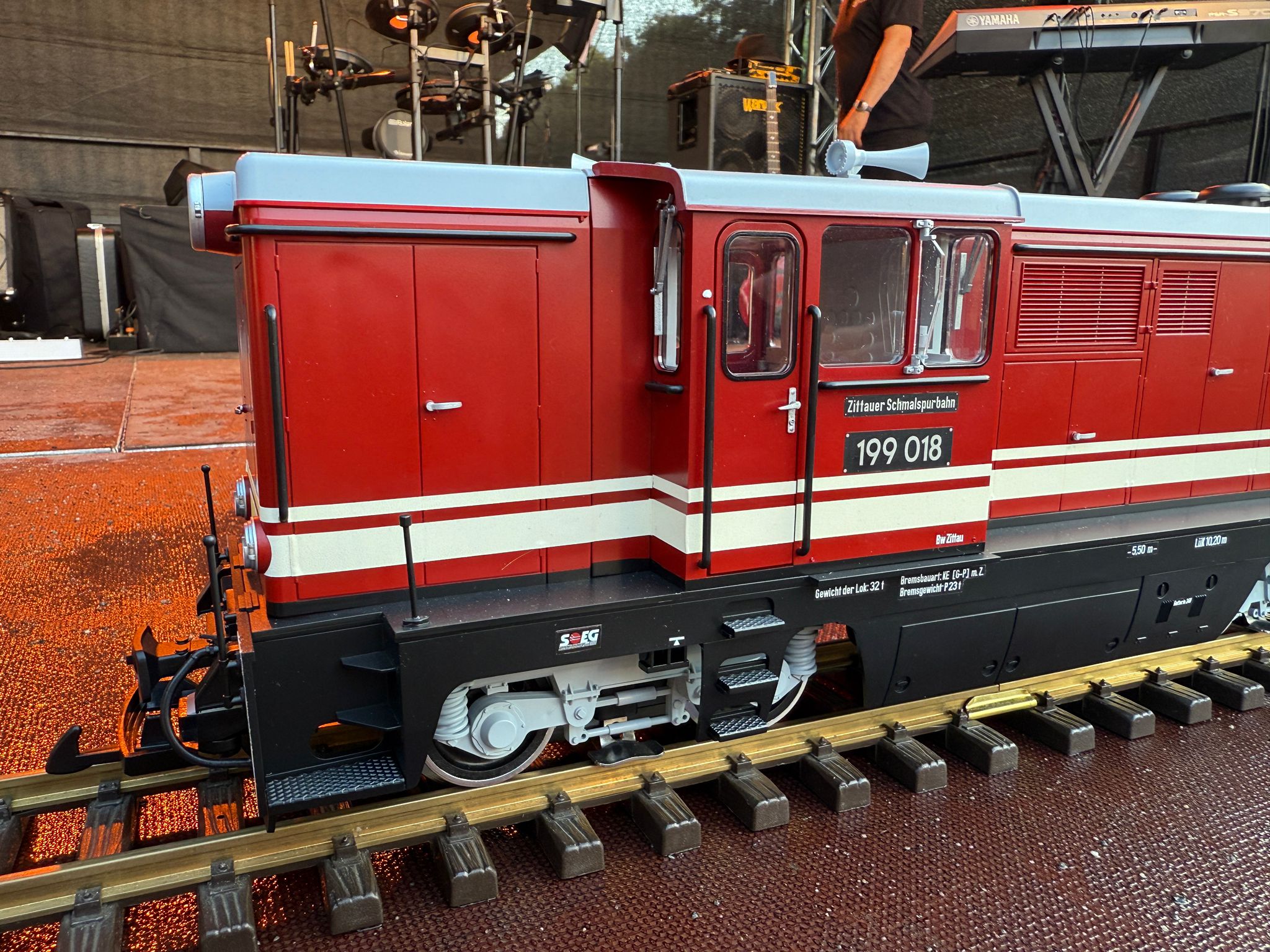 Schne Ausfhrung der LH 45 von FAUR fr die Zittauer Schmalspurbahn. Die Farbgebung mit dem grauen Dach, dem roten Gehuse mit den weien Zierstreifen und den schwarzen Rahmen ist sehr gelungen. Auch die Konstruktion der Achsblenden in grau geben der Lok das gewisse Extra. Nicht zu vergessen die Scharfenbergkupplung ber der normalen LGB Kupplung. 