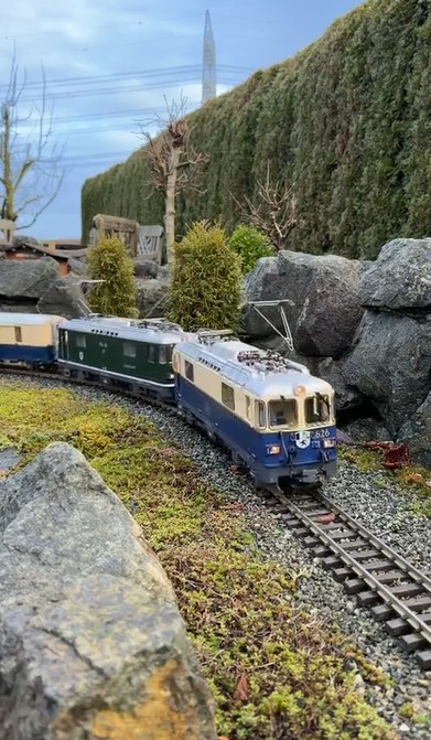 Danke an Hendrik Hauschild f�r das Video und das Bild vom heutigen Extrazug der RhB zur allj�hrlichen B�ndner Silvesterrundfahrt. Nat�rlich produziert mit der LGB Gartenbahn. Kurzvideo vom heutigen Extrazug der RhB zur allj�hrlichen B�ndner Silvesterrundfahrt. 