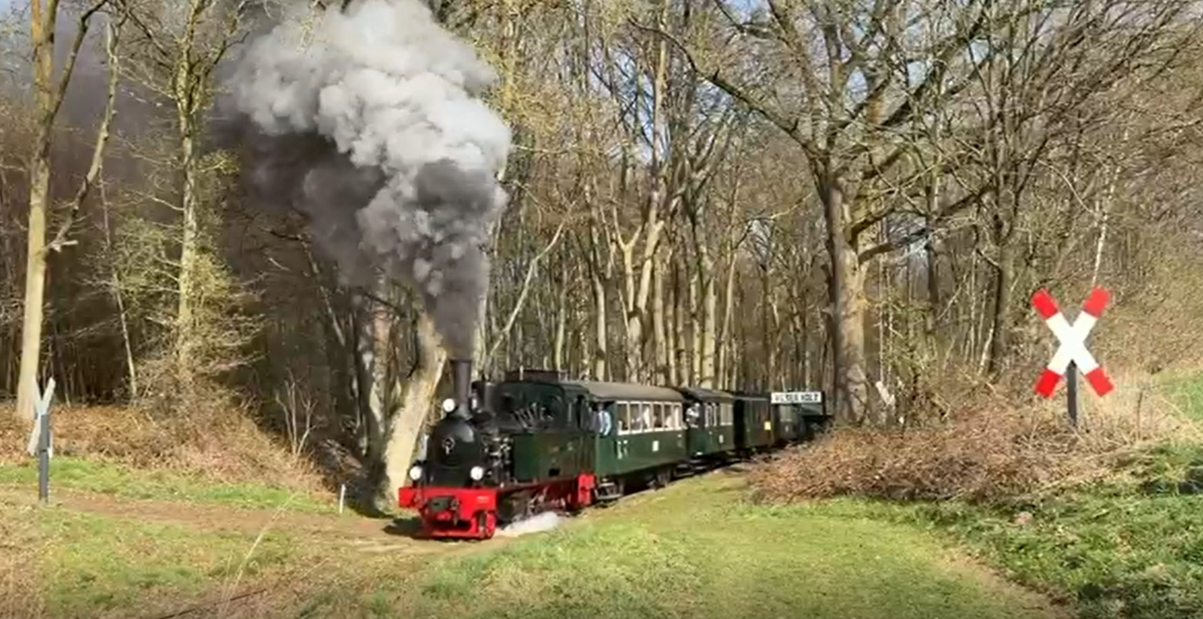 Diese Aufnahmen zeigen eine Lokomotive „Spreewald“ des Deutscher Eisenbahn-Verein – kurz DEV wie diese heute im Museumsbetrieb von Bruchhausen-Vilsen nach Asendorf mit den Personenwagen in Betrieb ist.