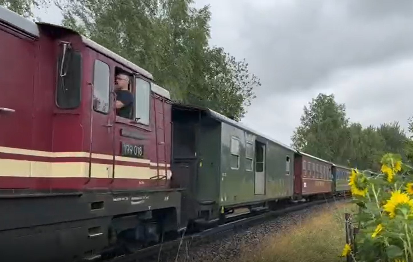 Danke an Hendrik Hauschild f�r das Video zur LGB Neuheit 2026, Art. Nr. 36364, Speisewagen der SOEG. Nat�rlich auch gezogen von der SOEG Diesellok 199 018 - Typ FAUR L45H - Neuheit 2025. 
