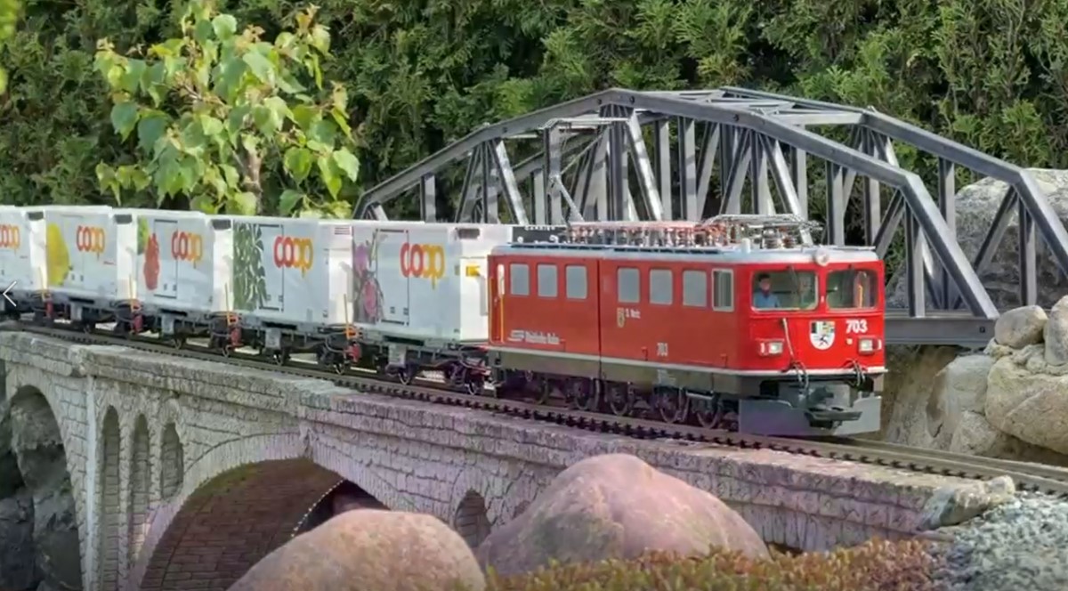 Einfach auf das Bild klicken und den Film (57 Sekunden) ansehen. Gezeigt werden auch die Coop Wechselbr�ckenwagen (Containerwagen). 