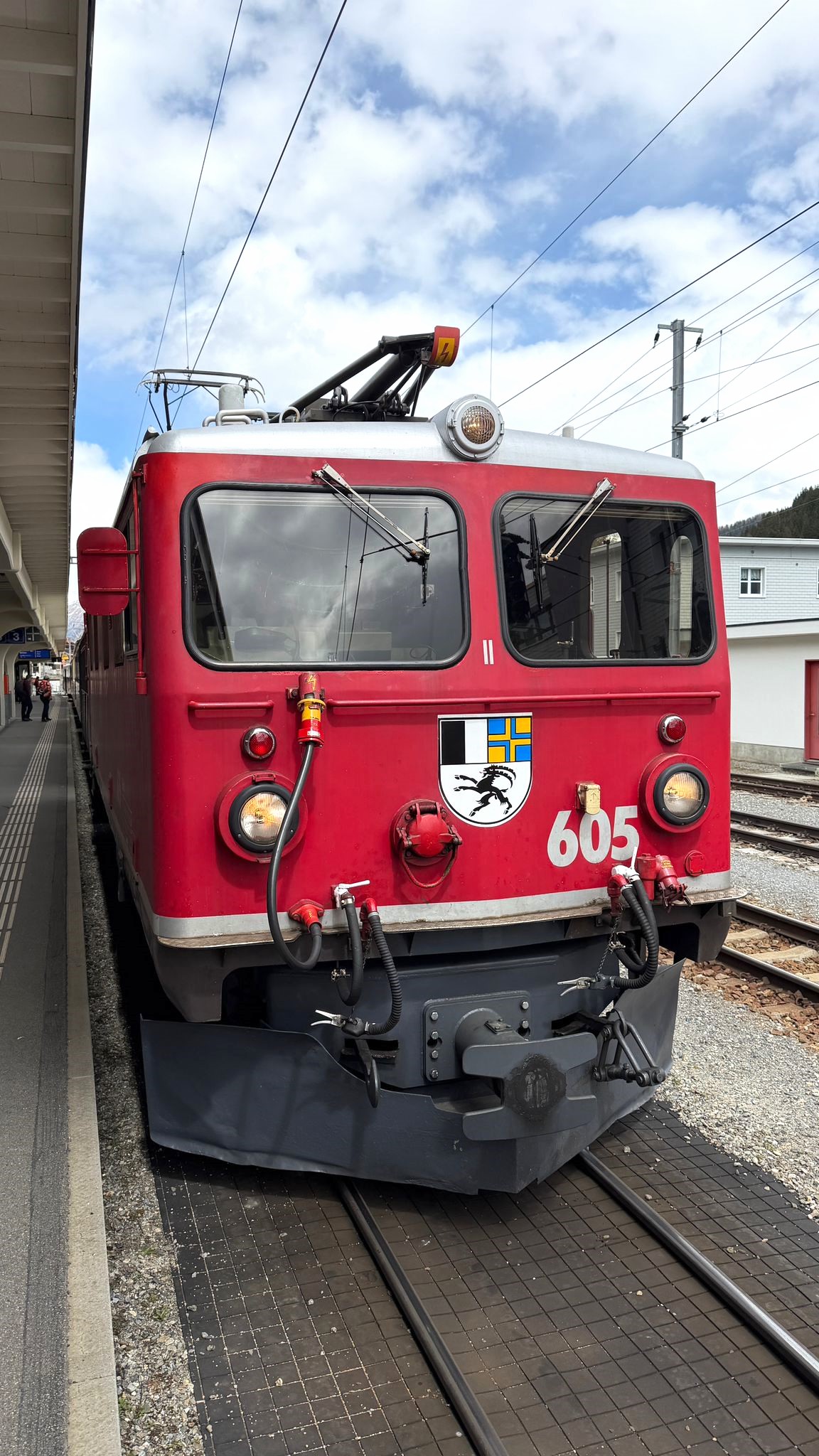 Einfach auf das Bild klicken und zum Kurzfilm über den Einsatz der Ge 4/4 I - 605 mit dem historischen Zug, hier im Bahnhof Davos, ansehen.