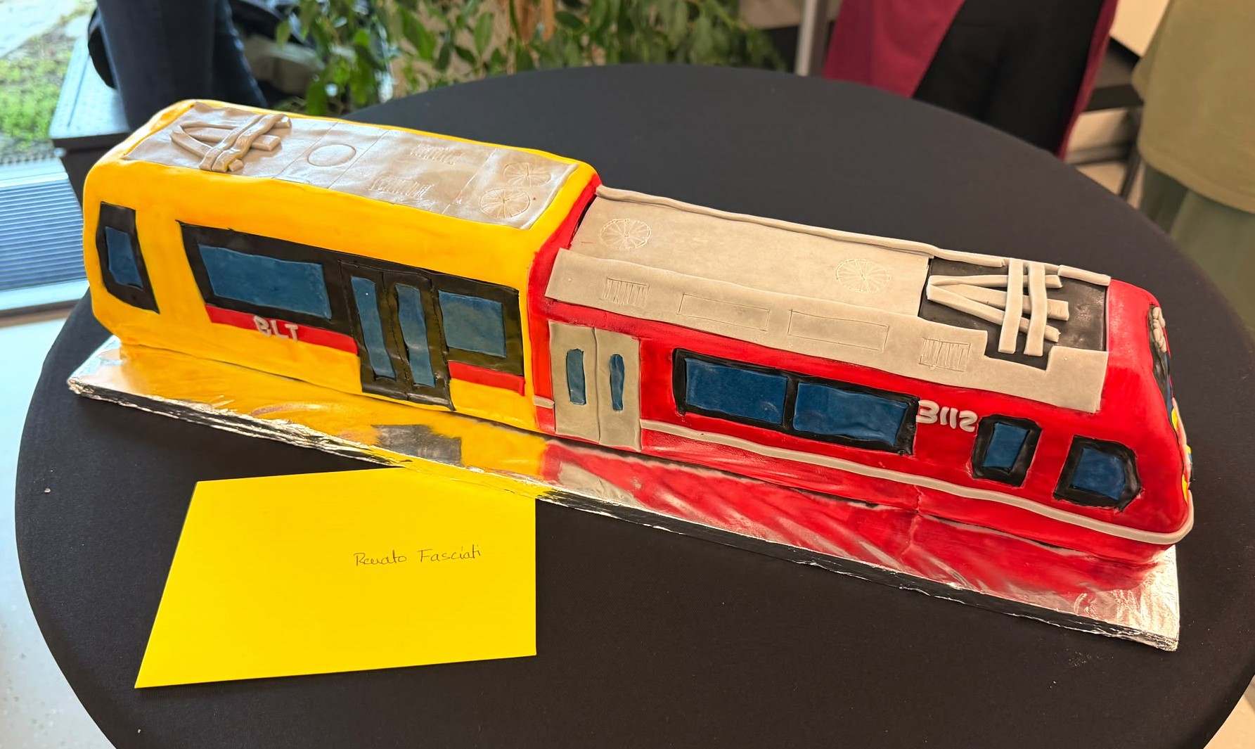 Einen Kuchen in Form zweier Zugköpfe bekam Dr. Renato Fasciati für 10 Jahre Direktor der RhB. Seit 11. Juni 2016 ist er Direktor der RhB.