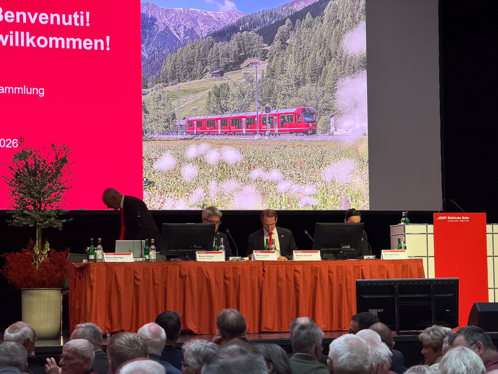 2025 nutzten insgesamt 17,1 Millionen Fahrgäste die Züge der RhB (Vorjahr 15,8 Mio). Mehr als 760 000 davon (Vorjahr gut 700 000) reisten mit den Paradezügen Bernina Express und Glacier Express, was für beide ein neuer Rekord bedeutet. Der Autoverlad Vereina verzeichnete mit 543 000 transportierten Fahrzeugen (Vorjahr 560 000) das zweitbeste Jahr seit Bestehen. Die Finanzzahlen 2025 wurden von der neuen RhB-Finanzchefin Manuela Hutter präsentiert. Erfreulich war auch die Entwicklung der Pünktlichkeit. Trotz der teils erschwerten Ausgangslage mit mehrheitlich einspurigem Streckennetz, grosser Bautätigkeit und hohem Fahrgastaufkommen, konnte die Pünktlichkeit von 86.7% im Vorjahr auf 91.5% im Jahr 2025 verbessert werden.