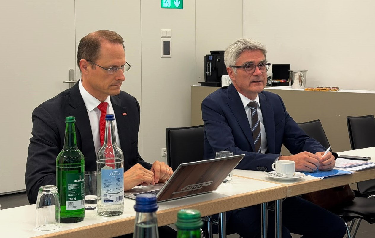 Verwaltungsratspräsident Dr. Mario Cavigelli (rechts im Bild) und Direktor Dr. Renato Fasciati (links im Bild) konnten viel Positives berichten an der 138. Generalversammlung der RhB in Davos.