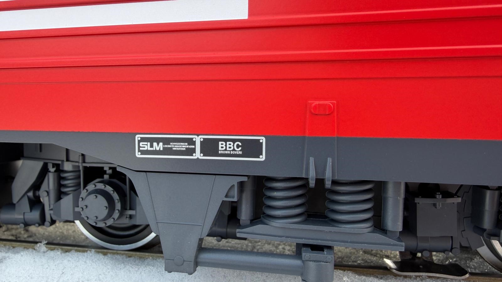 Detailaufnahme vom Drehgestell der HGe 4/4 II der FO Nr. 101 - Art. Nr. 23103 von LGB - Herbstneuheit 2025. Alle Muttern an der Radaufhängung sind detailliert zu erkennen. Die Federn des Drehgestells wurden ebenfall sehr gut gepresst und sehen - von der Alterung abgesehen - wie echt aus.