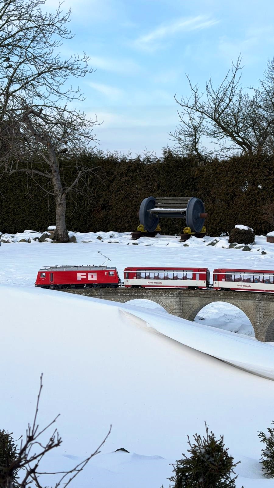 Hier das Hintergrundbild mit dem Modell 23103 von LGB, der HGe 4/4 II der FO und den Glacier Express Wagen im Schnee.