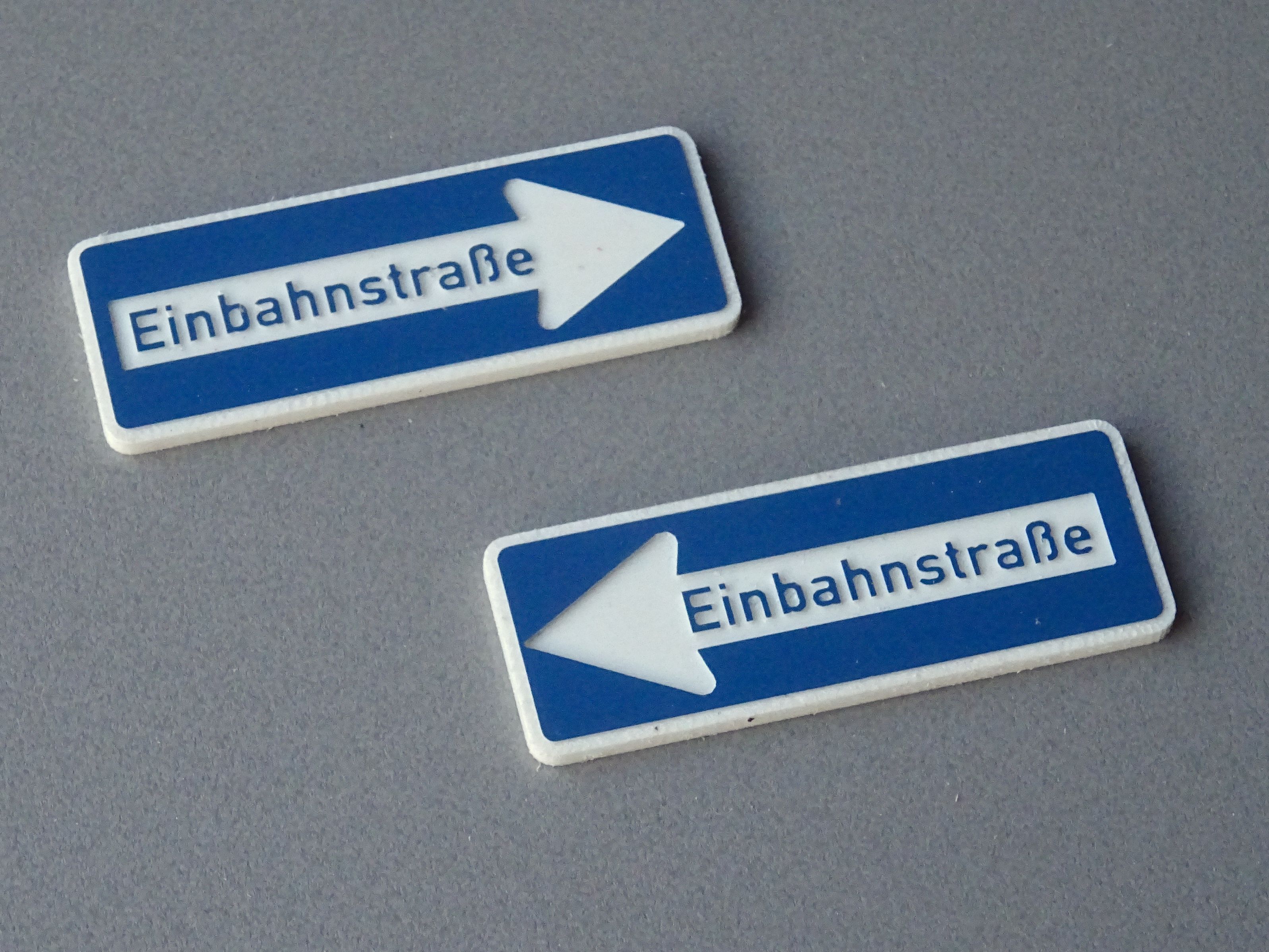 Verkehrsschild Einbahnstrae - Art. Nr. 7614,2 nach rechts und Art. Nr. 7614,1 nach links. 