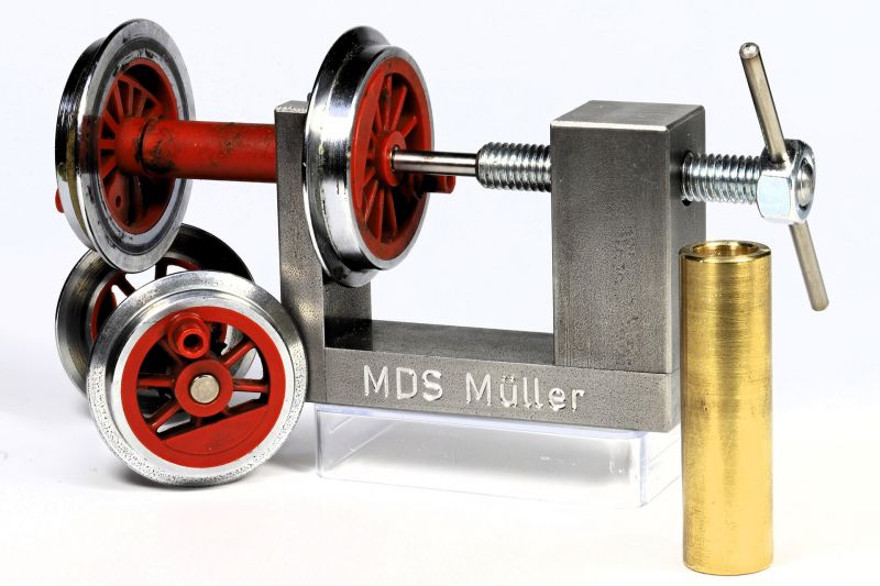 90011 Abziehvorrichtung - Bei Reparaturen und Umbauten von Spur G-Modellen wird es immer wieder notwendig die R�der von den Achsen zu entfernen. Als praktisches dient dieser Radabzieher. Das Werkzeug ist in einer sehr massiven Ausf�hrung aus gefr�stem Metall hergestellt und erlaubt R�der bis zu einem Durchmesser von 60 mm schonend abzuziehen. Der Abzieher wird im Set mit einem Messingdrehteil geliefert. Dieses erlaubt das materialschonende Aufpressen von Antriebszahnr�dern auf die passendende Position auf der Antriebsachse. Beides sehr n�tzliche Werkzeuge, die in keiner Umbau- und Reparaturwerkstatt fehlen sollten.