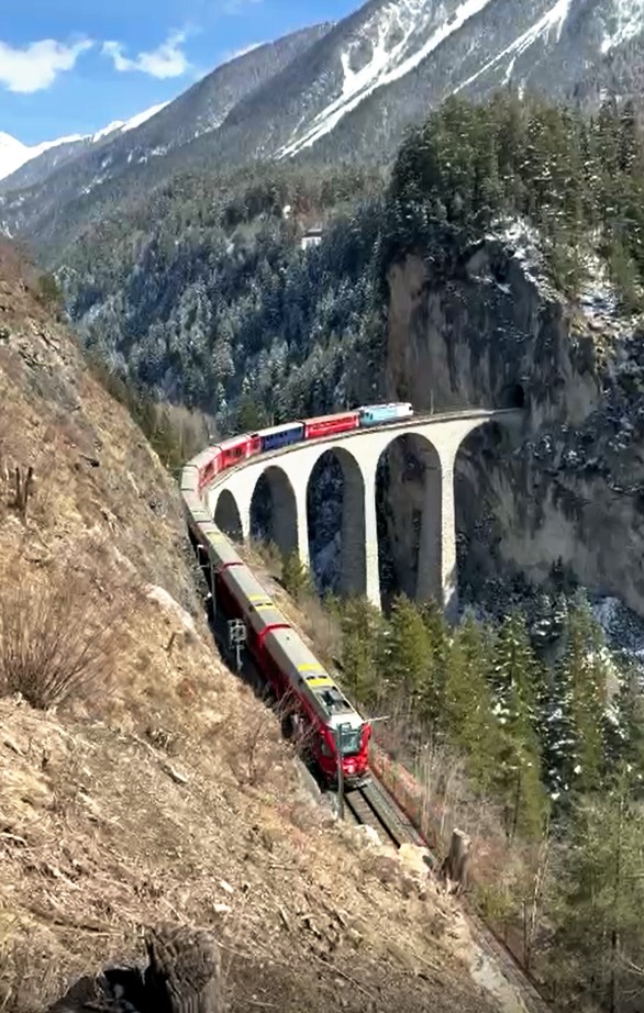 Am 28. M�rz 2026 ging es erstmal mit dem Zug nach St. Moritz zum Start mit der Fahrt im Glacier-Express von St. Moritz nach Zermatt. Ein Film vom Aussichtspunkt am Landwasserviadukt darf hier zur Einstimmung nicht fehlen. 