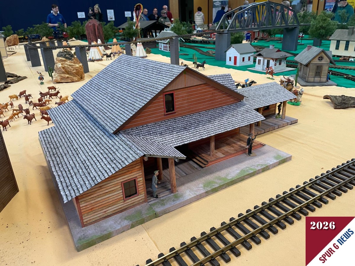 Ein Highlight auf der Ausstellung ist die im Modell gebaute "Ponderosa Ranch" aus der Serie "Bonanza". Herr Raab Senior hat sich hier in die Materie eingefuchst und den Prototyp geschaffen. Es fehlt nun noch der große Kamin für die Feuerstelle im Haus. Auch die Figuren der vier Männer WG - Ben, "Little Jo, Adam und "Hoss" wären noch im Modellmaßstab zu fertigen. Fehlen darf auch nicht der chinesische Koch, genannt "Hop Sing".
