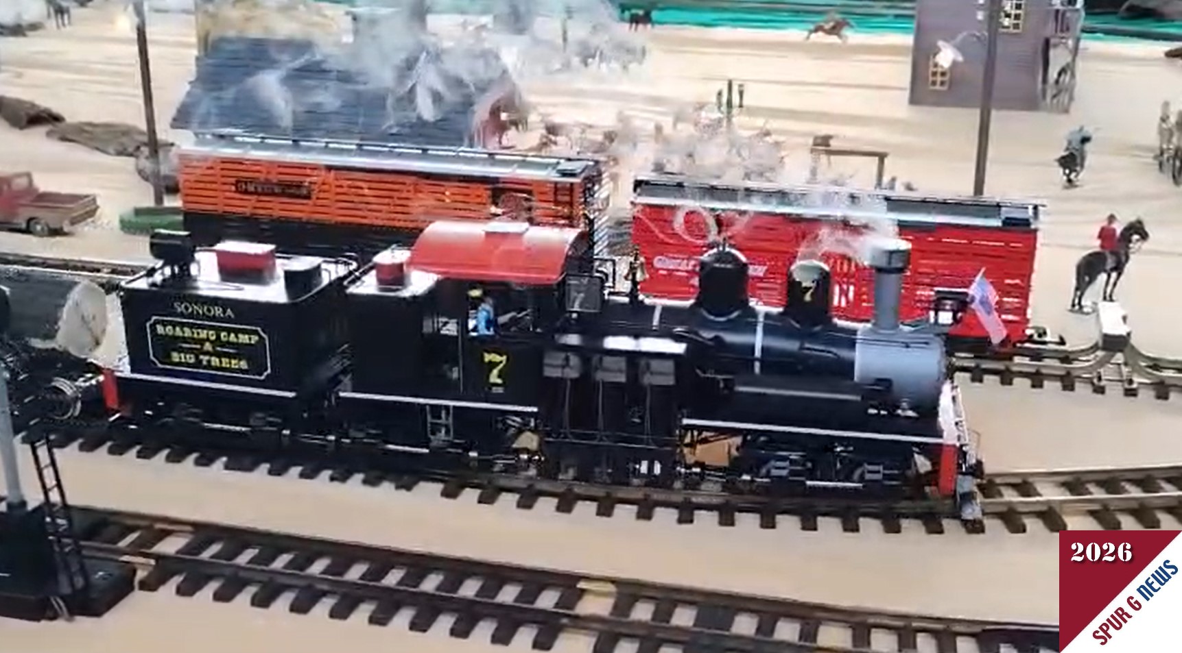 Nicht nur Dieselloks oder Dampfloks der großen Gesellschaften verkehren hier auf der Ausstellungsanlage. Eine Waldbahn - Shay Nr. 7 - Metalllok von LGB, zieht mächtige Stämme aus dem Roaring Camp - Big Trees bei Sonora auf 12 Trucks zur Verladestation.