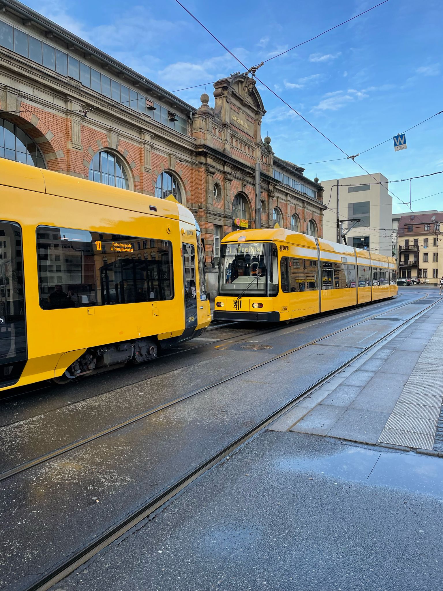 Die gelben Straenbahnen in Dresden von Alstrom. Hier am Bahnhof Dresden Mitte. Umstieg von Linie 6 in Linie 10 zur Messe. 