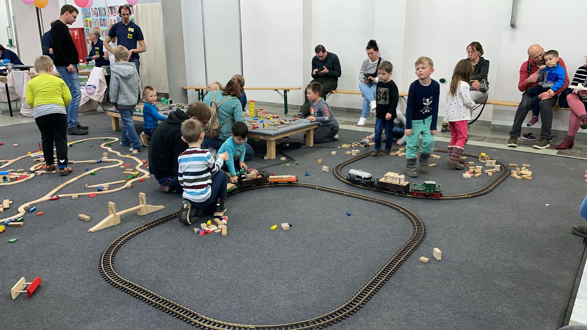 Kinderspiel - "Wiese" mit LGB Bahn zum ausprobieren und fahren. 