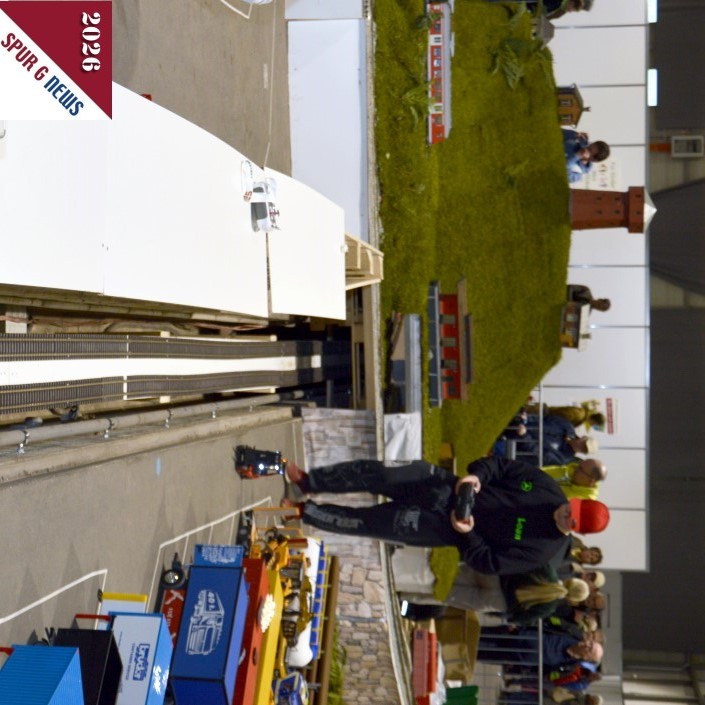 Die gr��te Gartenbahnanlage in Halle 3 wurde auf dem Modelltruck-Parcours pr�sentiert. Hier wurden lange Z�ge von LGB und PIKO gefahren. Links und Rechts vom �begangsgleis waren die ferngesteuerten Trucks in den Ma�st�ben 1: 18 und gr��er untergebracht. Der Rasenteppich war f�r die Gartenbahnausstellung und als Berg ausgebildet. 