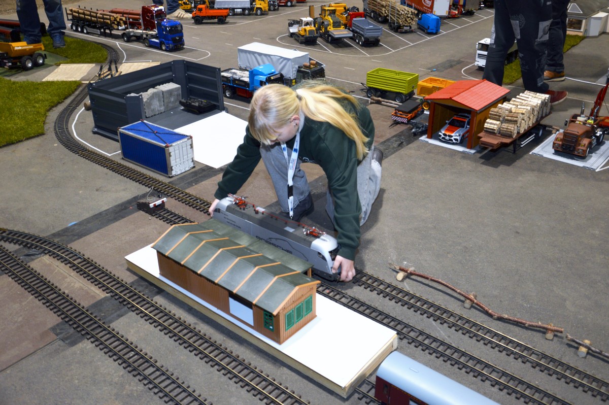 Im gegen�berliegenden, flachen Teil der Gartenbahnanlage wurden die Z�ge und Loks eingesetzt um Abwechslung zu zeigen. Auch der Nachwuchs legte hier Hand an, setzte die Lok auf das Gleis und steuerte per Handy die Tauruslok im Bahnhof.  