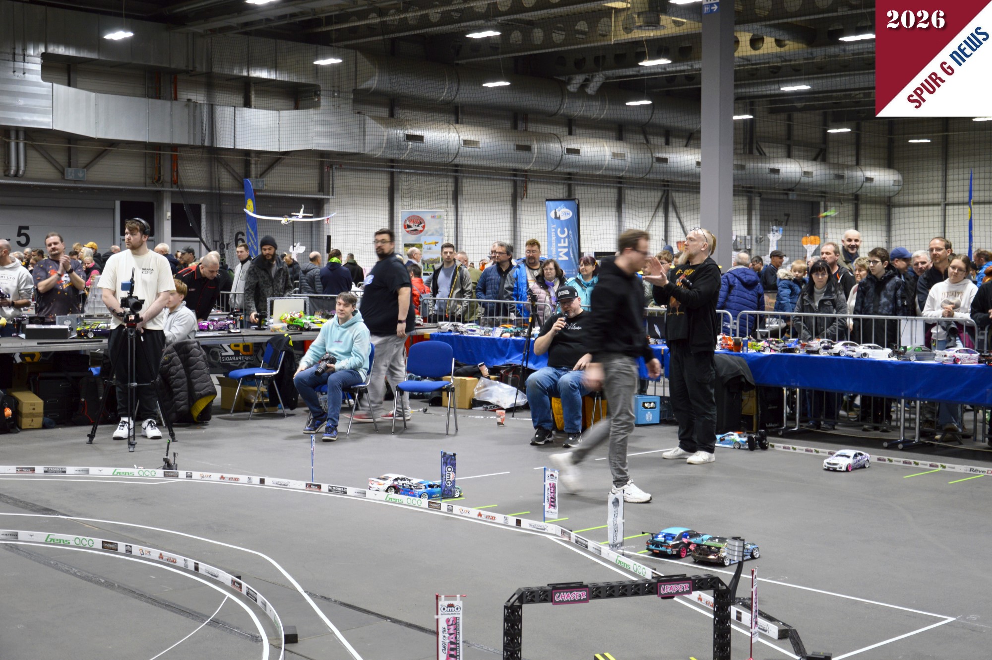 Dicht umringt war der Racetrack der Automodell in Halle 2 neben dem Flugfeld. Hier ging es um Schnelligkeit, Zuverlässigkeit und Rundenzeiten. Ebenfalls gabe es in der Halle 2 sehr viele Automodelle, LKW Sattelzüge, Schaufelllader und Bagger zum kaufen. Angebote von 20 - über 2.000 EUR waren hier sehr begehrt. Wer einen Hubschrauber erwerben wollte, konnte im Flugfeld diesen auch testen.