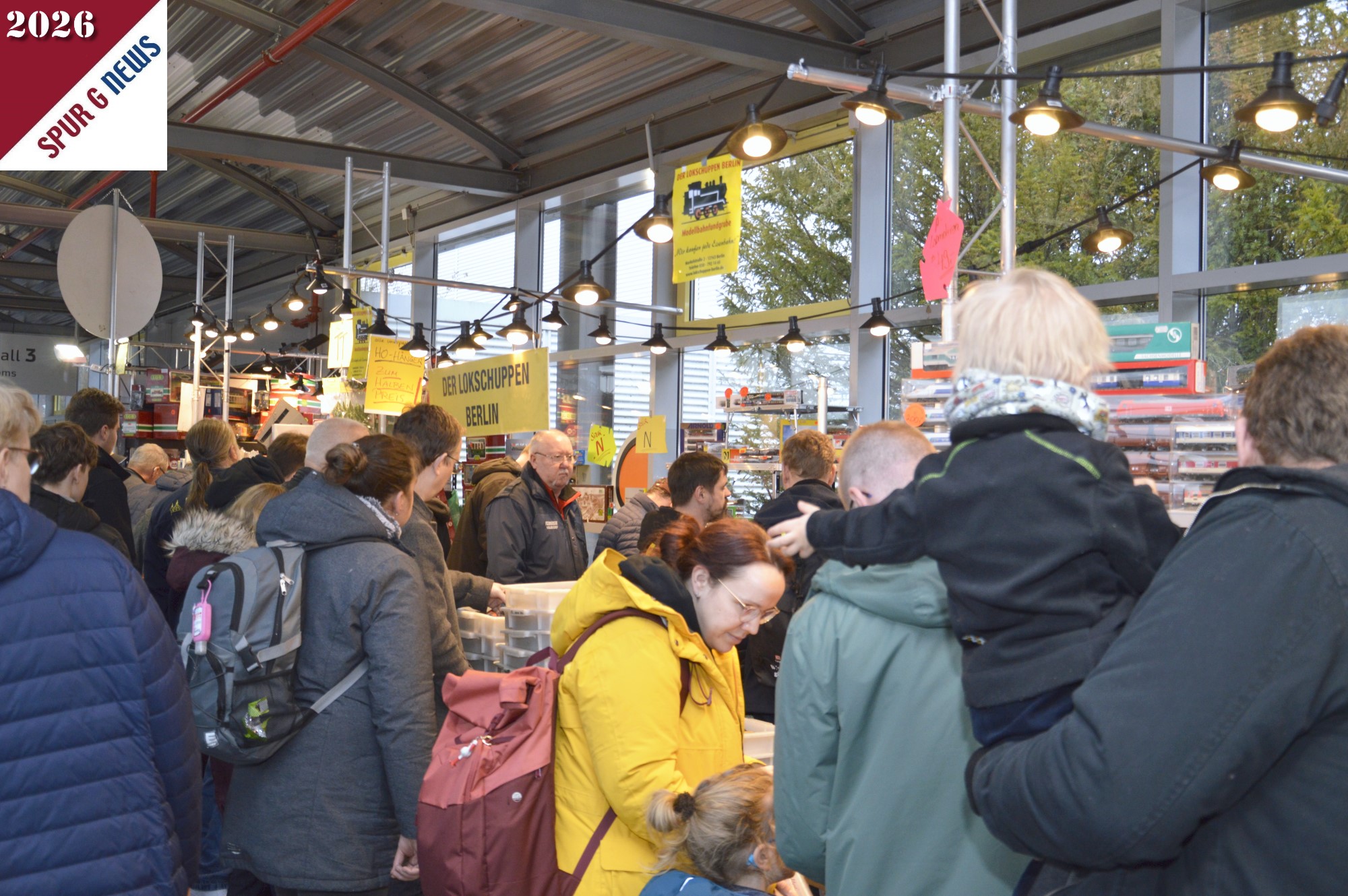 Neben den beiden Hallen (Halle 2 und 3) gab es noch Specials im Foyergang links der Hallen. Hier war schon in den ersten Minuten einiges an Besuchern und auch Käufern geboten. Der Gang war immer recht gut gefüllt und gefühlt hatte fast jeder Besucher einen Rucksack oder ein Kind dabei.