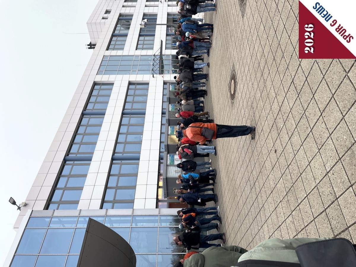 Die Menschenansammlungen auf der rechten Seite holten sich die Ticket für den Eintritt ab. Tageskarte: 13,00 EUR (für Schwerbehinderte und Rentner, Azubis und Schüler - gegen Ausweis nur 9,00 EUR). Familienticket 40,00 EUR (bis 2 Erwachsene + max. 4 Kinder ab 6 Jahren. Kinde bis 6 Jahre haben freien Eintritt. Ticket ist auch eine Fahrkarte für die EVAG Linien im Stadtgebiet Erfurt. Wer danach noch in die Stadt wollte, kann kostenfrei die Tram oder den Bus nutzen. Ein Feierabendticket kostet 8 EUR - ab 16:00 Uhr. Somit kostet der Besuch dann 21 EUR mit Parktiket oder als Familie 48 EUR.