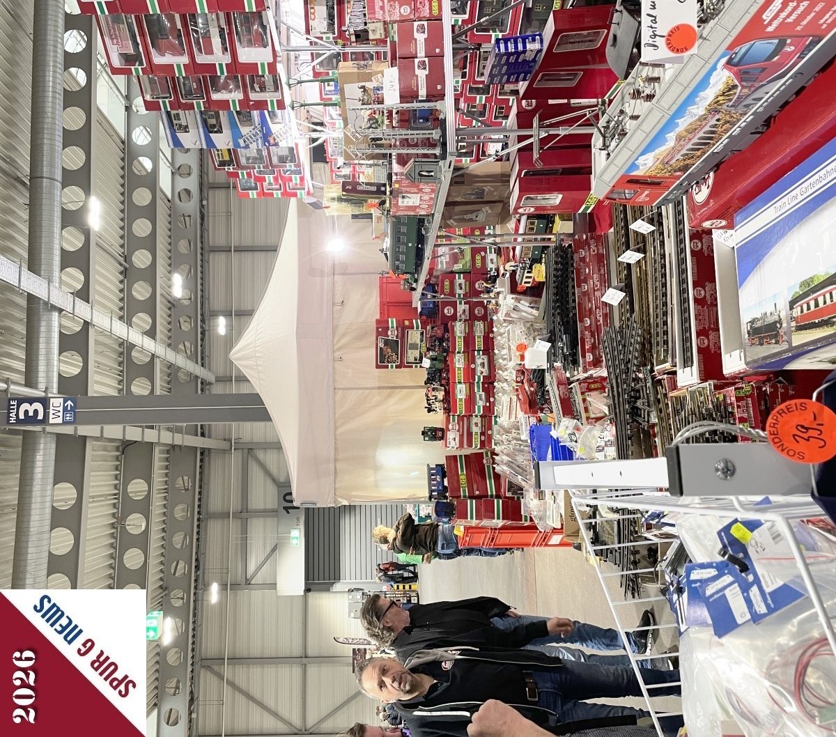 Bei Erik - "Der Heinrich" - am Stand in Halle 3 - Gang 3 Stand 216 war das Angebot von Lokomotiven über Personen- und Güterwagen, Gleismaterial, Figuren und Zubehör enorm. Auch ein Bauernhof als Fertigmodell wurde angeboten. Die "Weltrekord" - Ge 4/4 III von LGB 21431 - digital mit Sound wurde für 899 EUR angeboten. Von den Coop Wechselbrückenwagen (Containerwagen) waren z.B. Salat, Gerbera, Zitrone für 299 EUR das Stück zu haben. Auch ein "neues" Set der Coop Wagen mit Tomate war am Stand zu haben. Gesucht sind bei Erik auch die "Iberplace" Figuren.