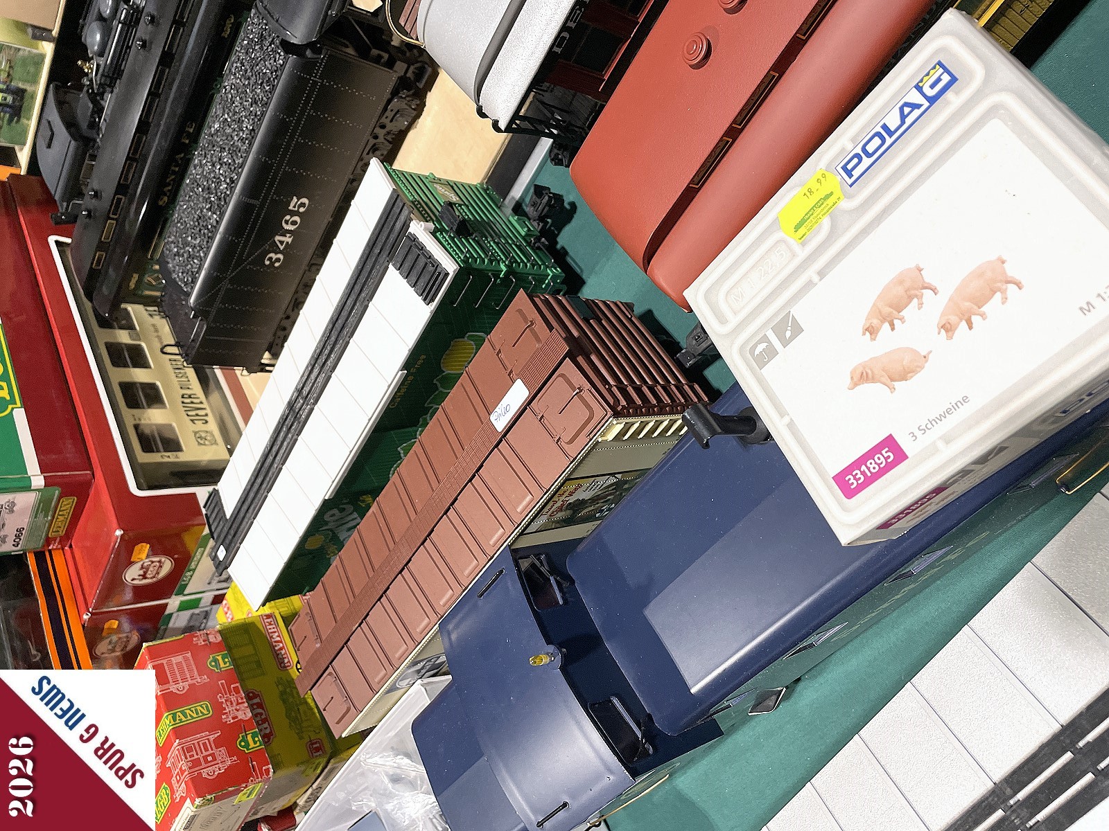 Gegenüber vom Stand von Erik wurden US - Wagen und Loks angeboten. Auch ein Nequida Wagen, also ein Nachbau aus China, wurde ausgestellt. Die drei Schweinchen von POLA waren neben Pferden von Schleich auch zu haben.