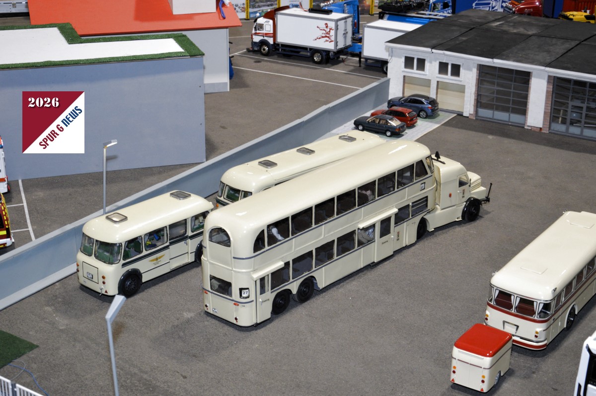 Auf der Anlage der Modelltrucker waren Busse zu sehen, die aus der guten alten Zeit des Reisens oder des Stadtverkehrs stammen. Besonders angetan hat es mir der Doppelstock-"Bus" mit der LKW Zugmaschine. Bei Google bin ich auf eine Seite gestoßen die den DoSa S6 aus den fünzger/sechzger Jahren beschreibt. Diese Busse sind in Berlin im Stadtverkehr zwischen Köpenick und Müggelheim verkehrten. Es gab 8 Ausführungen dieses 15 Meter langen Gefährts. Der Reisebus mit Anhänger auf der rechten Seite ist ebenfalls ein Schmuckstück. Schon alleine die Vorhänge an der Heckfront sind Nostalgie pur.