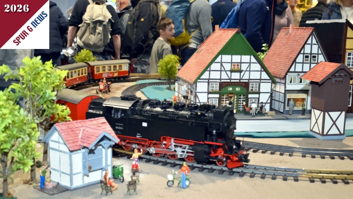 Ein "Brockenzug" aus dem Harz f�hrt hier im Oval der Anlage vorbei an selbstgebauten H�usern zum Kleinbahnhof. 