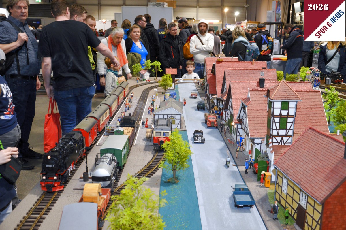Der "Brockenzug" mit den Personenwagen  ist auf dem Durchfahrgleis des kleinen Stra�endorfes angekommen. Ein weiterer Dampfbespannter G�terzug f�hrt auf dem Hauptgleis im Bahnhof ein. Der Wismarer Schienenbus steht auf der Ausweichstelle zur Fahrt bereit. Alle Fachwerkh�user sind selbstgebaut und mit Beleuchtung ausgestattet. 
