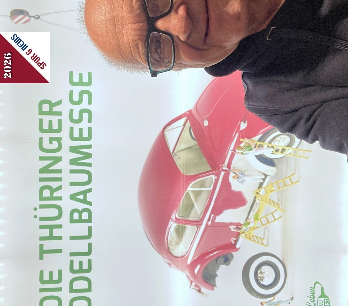 Abschluss Selfie vor dem großen Banner für die Thüringer Modellbaumesse in Erfurt. Der Termin in 2027 kolliediert derzeit mit der Spielwarenmesse in Nürnberg. Da aber im Eisenbahnsektor in Nürnberg 2027 sicherlich nur wenig geboten wird, besuche ich für die Spur G News und das Spur G Magazin lieber die Messe in Erfurt. Mal sehen wie der Termin der Messe in Dresden 2027 festgelegt wird. Derzeit steht nur "Februar" auf dem Messekalender Dresden.