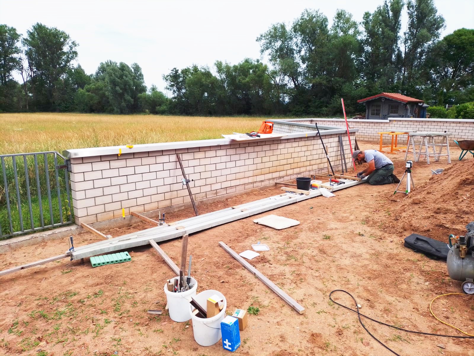 Angefangen wurde mit dem Bahnhof der zweigleisig erstellt wird. Die Strecke von ca. 105 Metern ist eingleisig, jedoch mit einem Abstellbahnhof und einem mehrgleisigen "Aufgleisbahnhof" Richtung Garage.