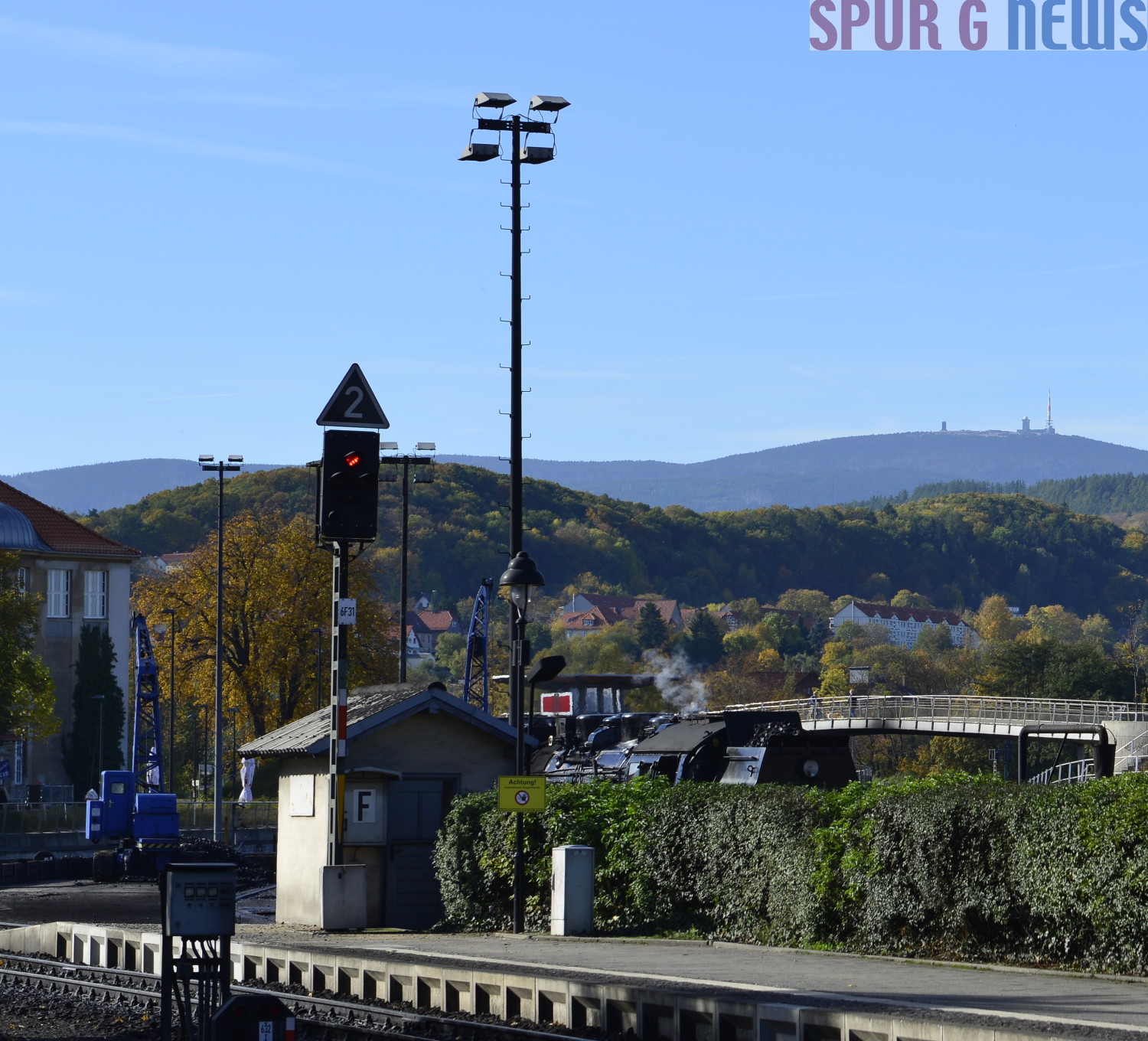 So ein hnlicher Bagger in Blau fr die Bekohlung von Dampfloks steht bei der HSB - Harzer Schmalspur Bahnen im Harz. Hier ein Bild vom Oktober 2013 in Wernigerode - Endbahnhof und BW. 